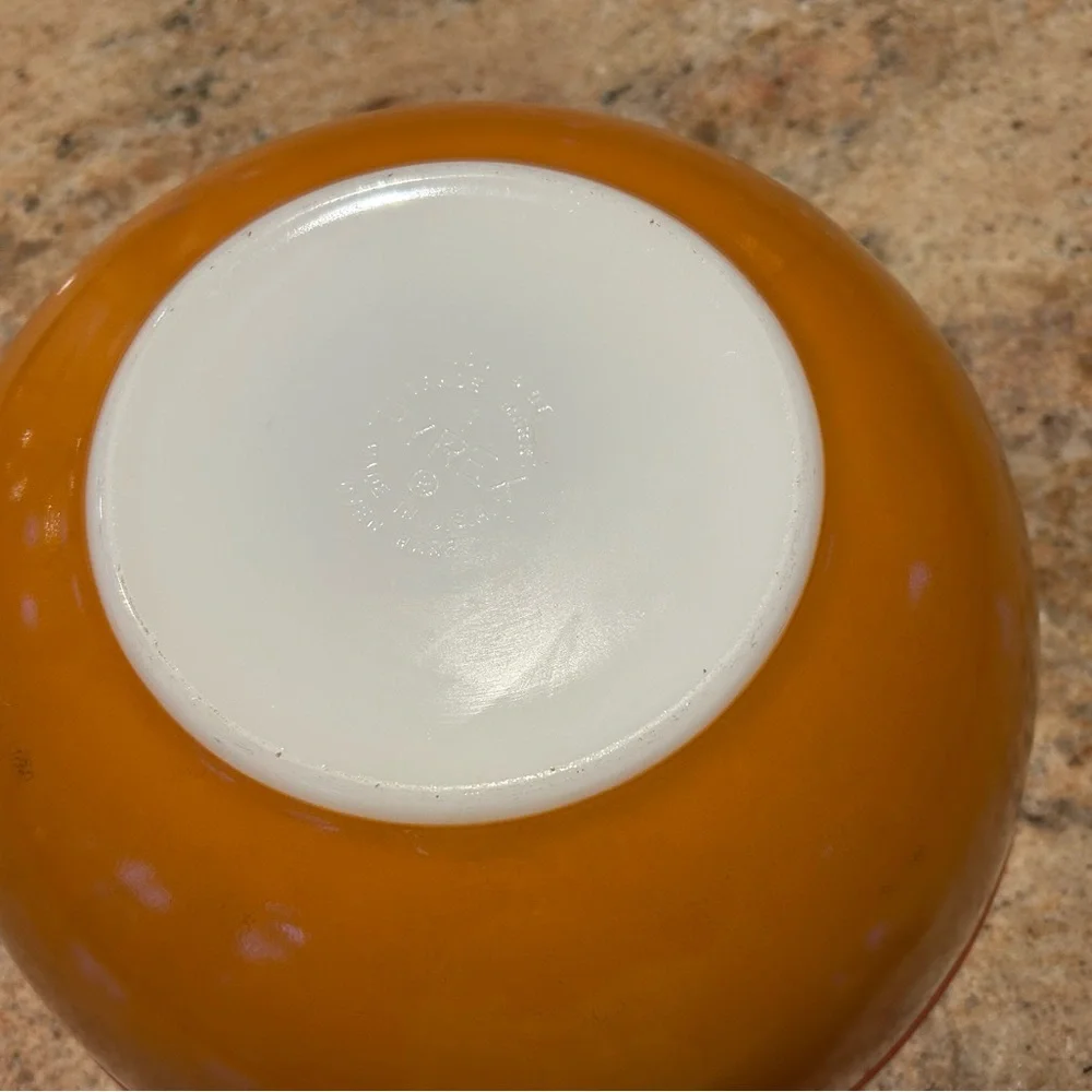 PYREX TRADEMARK #404 Flameglo Ombré 4 Qt Orange Sunburst Mixing Bowl 1974-76.